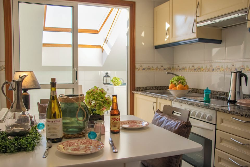 Deluxe Penthouse, 2 Bedrooms, Terrace | Private kitchen | Fridge, microwave, stovetop, cookware/dishes/utensils