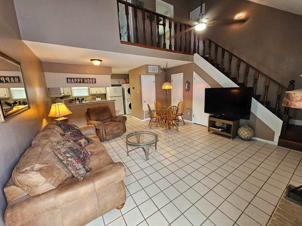 Open, inviting, and designed for relaxation—living and dining in harmony. 