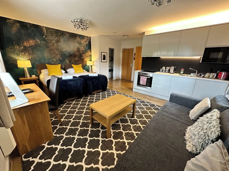 Classic Studio Suite, Non Smoking | Hypo-allergenic bedding, in-room safe, iron/ironing board, free WiFi