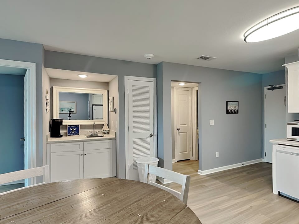 Dining Area - Wet Bar