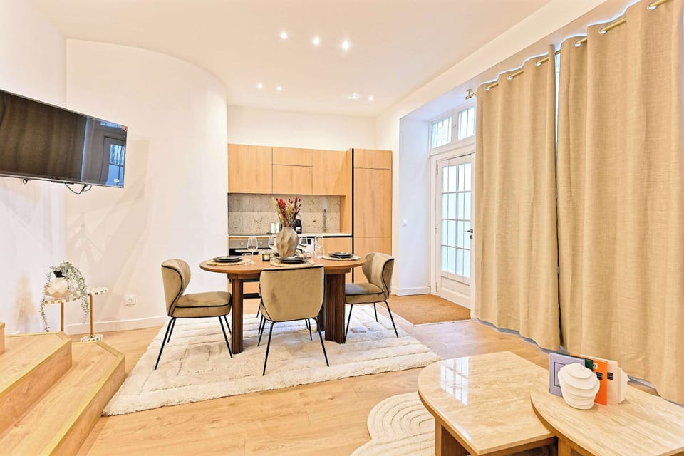 Grand séjour avec canapé-lit, table basse, smart TV, espace repas pour 6 personnes