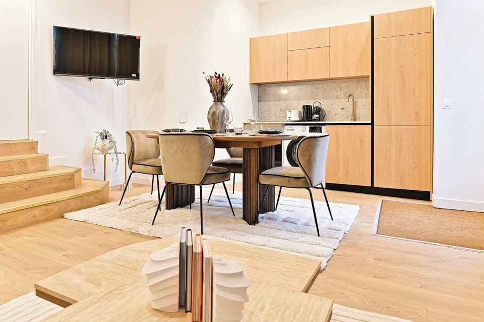 Grand séjour avec canapé-lit, table basse, smart TV, espace repas pour 6 personnes