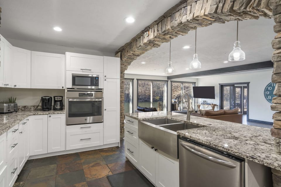 The airy, open kitchen offers ample space & every home comfort