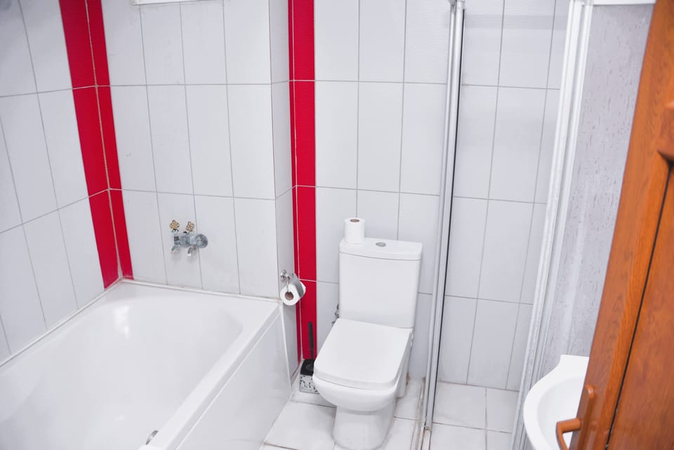 Combined shower/tub, hair dryer, slippers, towels