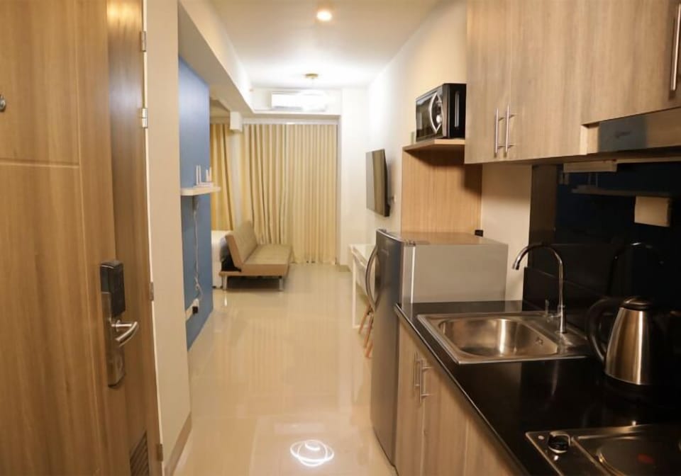 Full-size fridge, microwave, cookware/dishes/utensils
