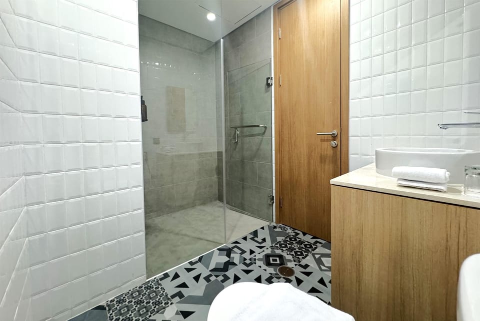 Family Suite, 2 Queen Beds, Non Smoking (2 Bedrooms) | Bathroom