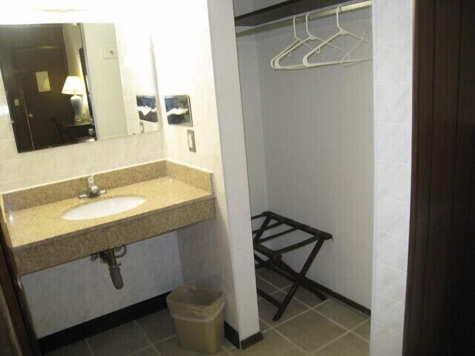 Combined shower/tub, free toiletries, hair dryer, towels