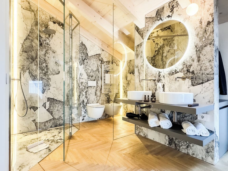 Superior Double Room, Lake View | Bathroom | Shower, rainfall showerhead, designer toiletries, hair dryer