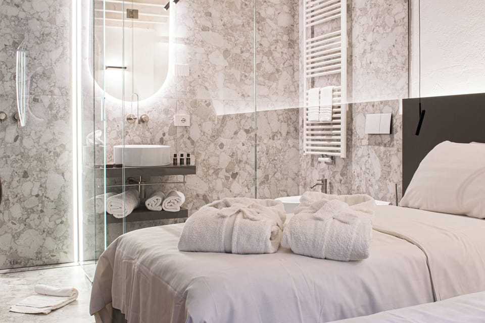 Classic Double or Twin Room, Non Smoking | Bathroom | Shower, rainfall showerhead, designer toiletries, hair dryer