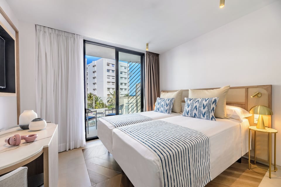 Twin Room | In-room safe, desk, iron/ironing board (on request), WiFi (free)