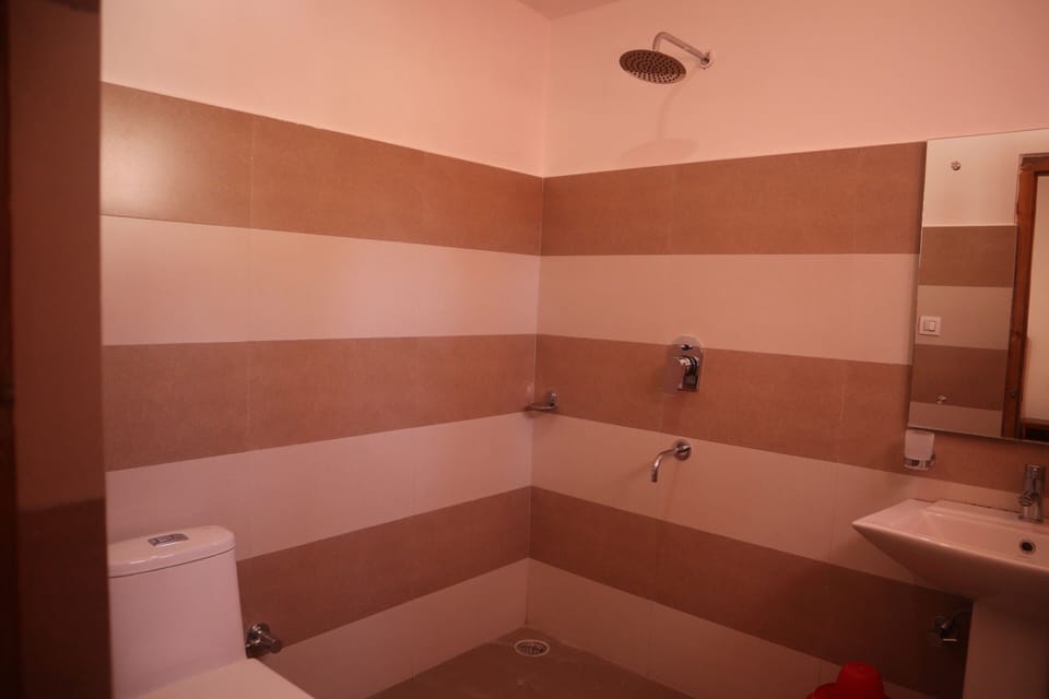 Deluxe Double Room, Garden View | Bathroom | Towels, soap, toilet paper