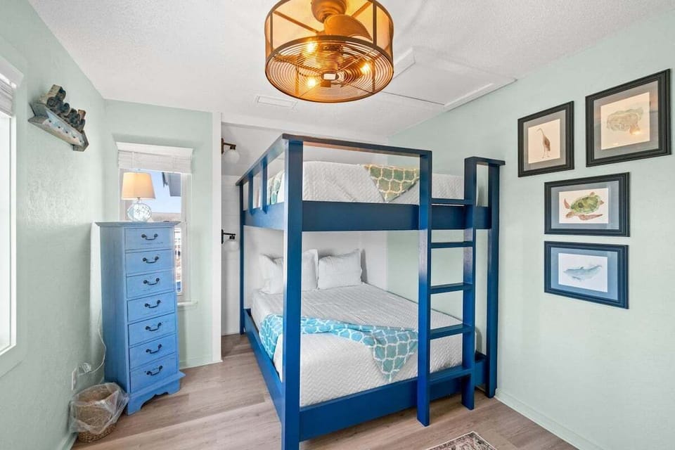 Full bunk room