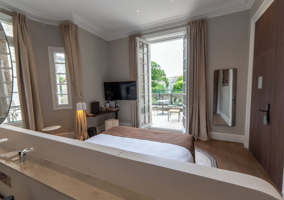 Design Double Room | In-room safe, desk, blackout drapes, soundproofing