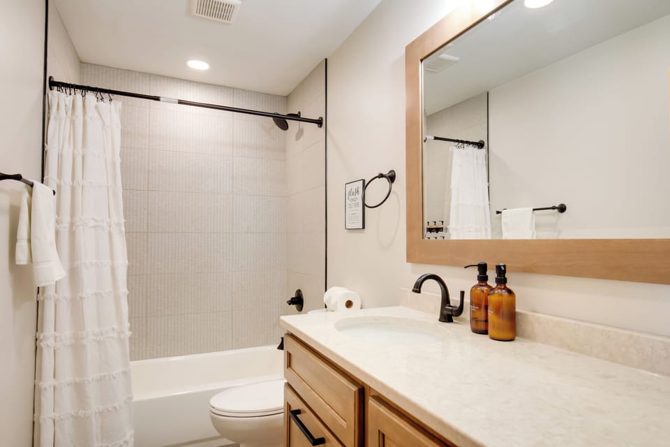 Full Bathroom | Towels Provided