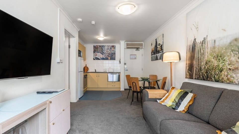 Relaxing Retreat in the City – A well-appointed space with modern furnishings, perfect for work or leisure stays.