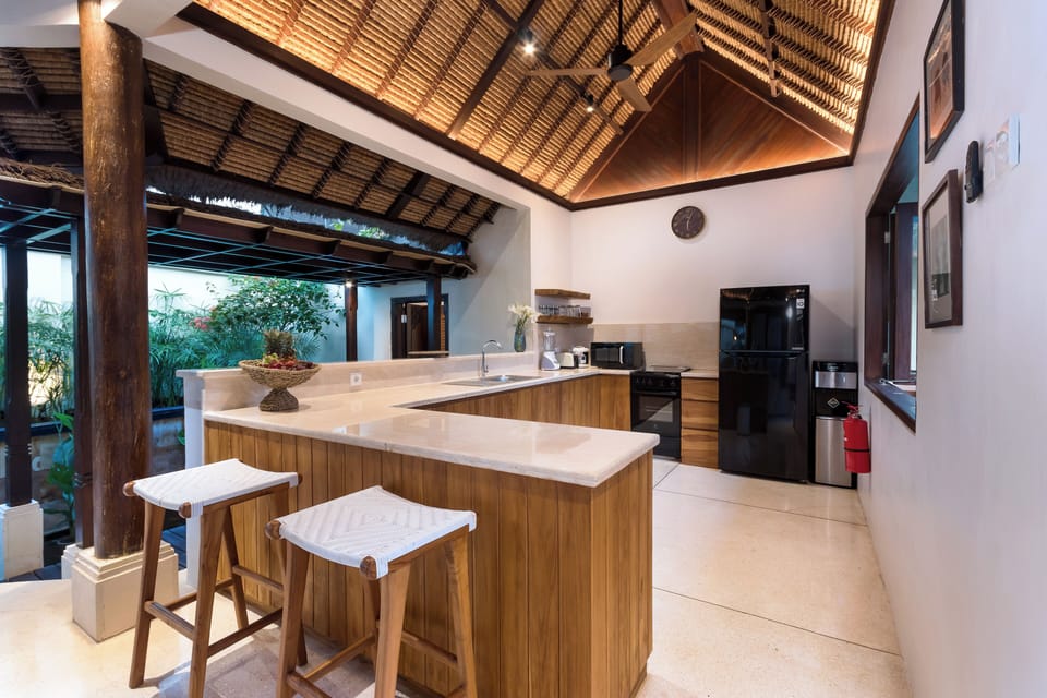 Comfort Villa | Private kitchen | Fridge, microwave, oven, stovetop