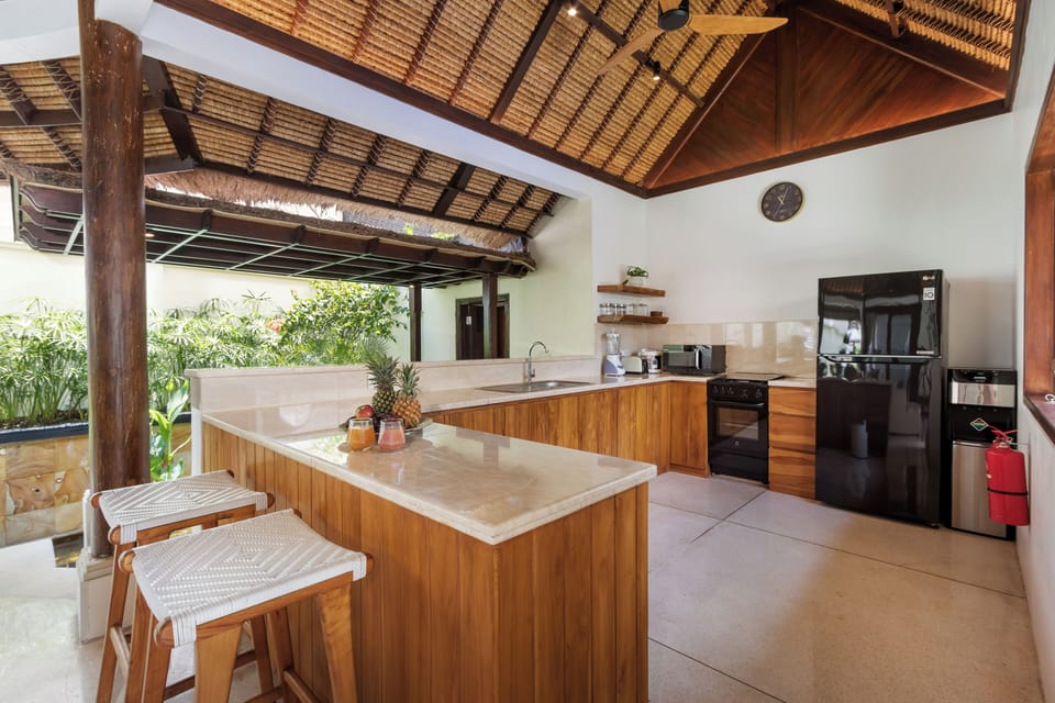 Comfort Villa | Private kitchen | Fridge, microwave, oven, stovetop