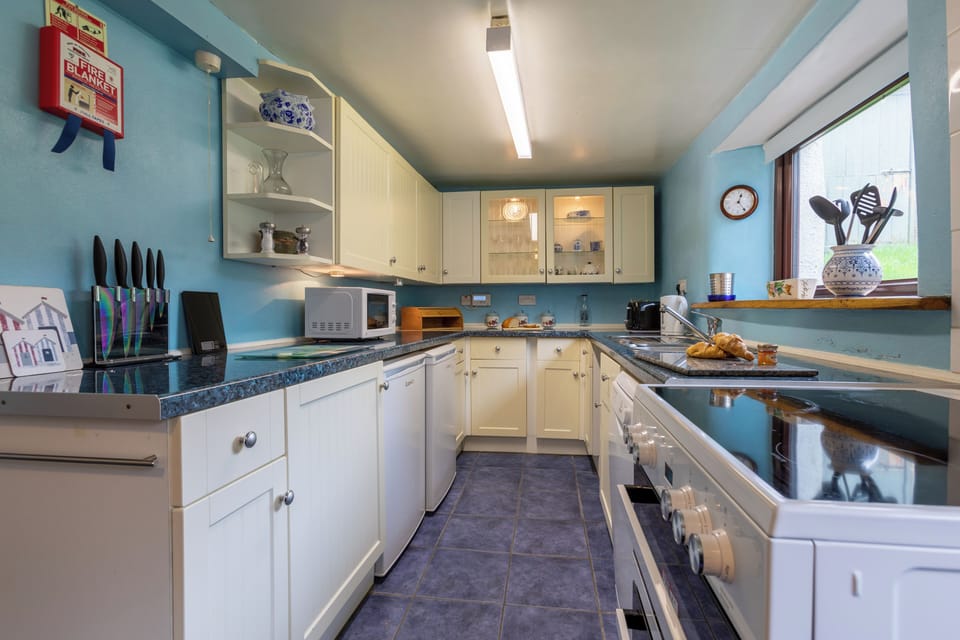 Cottage, 3 Bedrooms | Private kitchen | Fridge, microwave, oven, coffee/tea maker