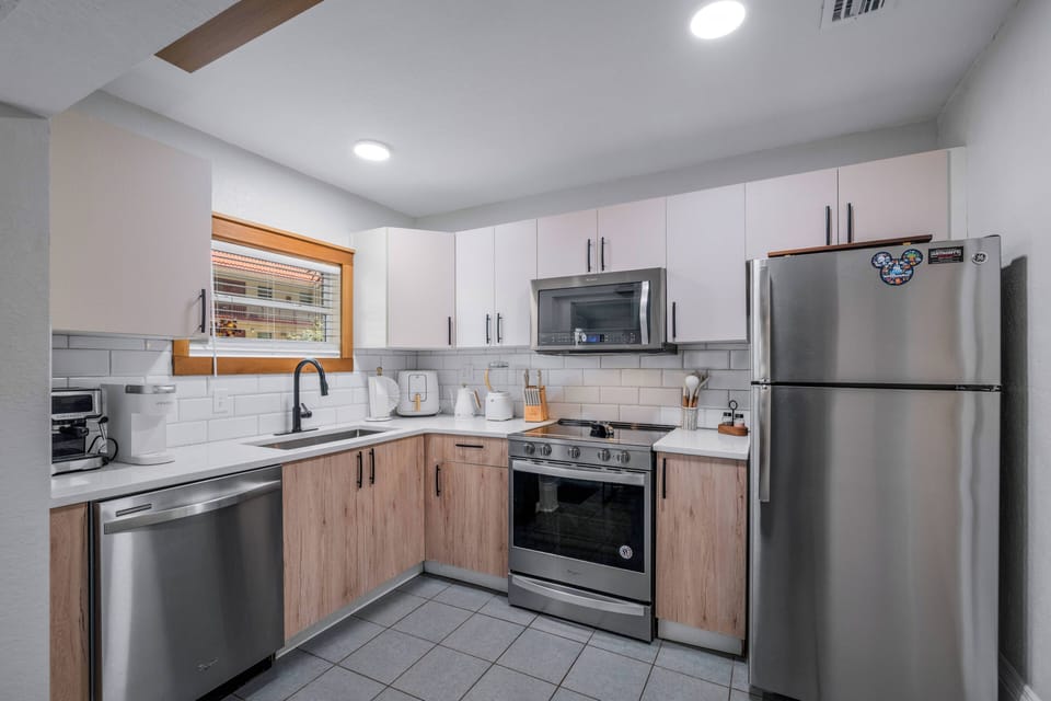 Full sized kitchen with full sized appliances