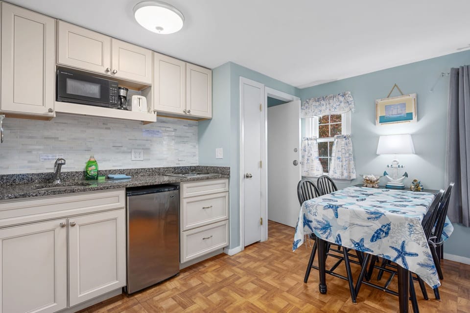 Kitchen and dining area that seats 4
