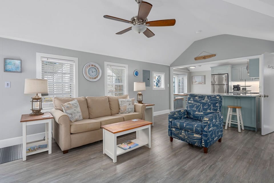 Great open area with ceiling fan - Queen sofa bed