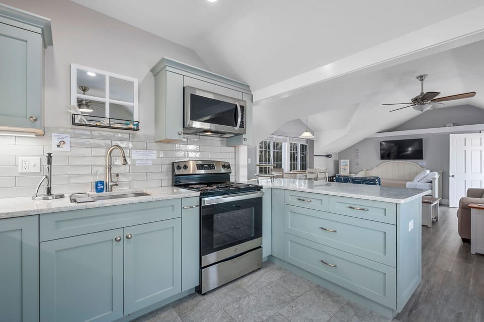 Full size fridge, stove/oven and microwave