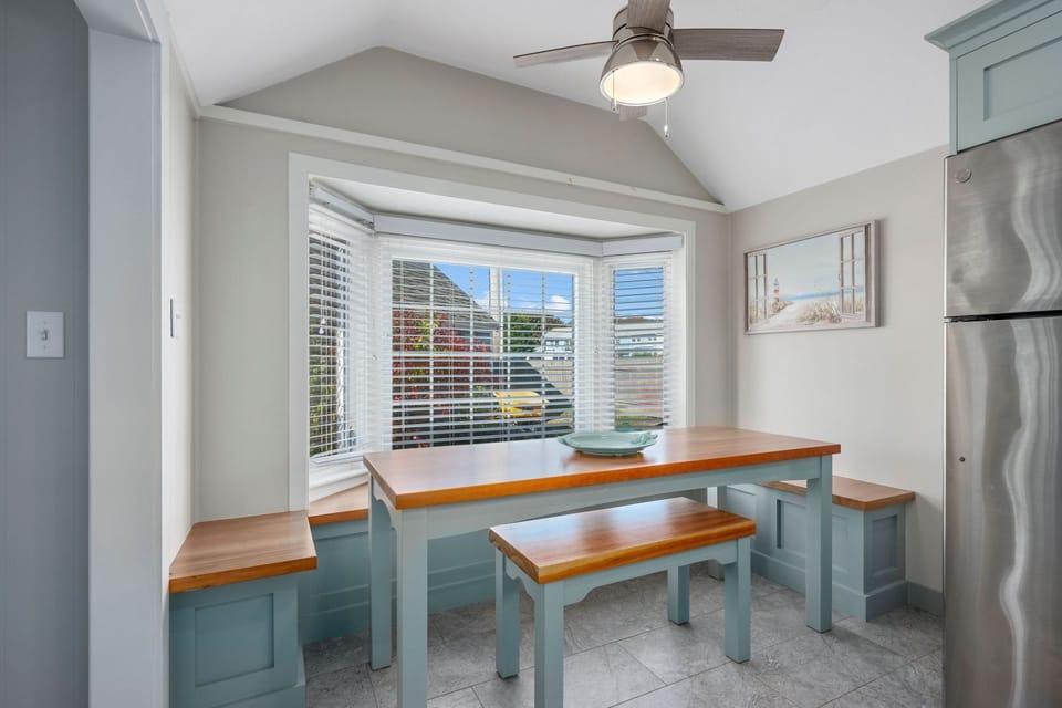 Dining area seats 6