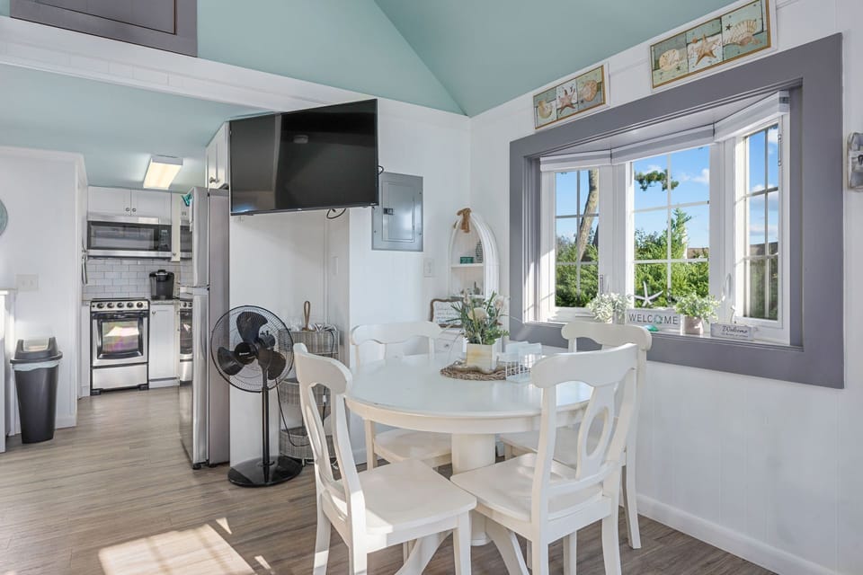 Dining area with seating for 4