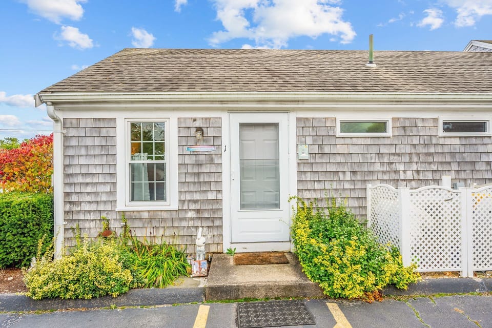 Welcome to Cottage 01B - Coastal Haven & Seascape