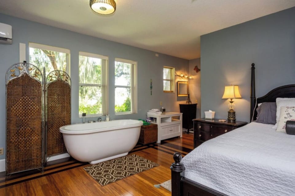 House, Partial Lake View | 5 bedrooms, free WiFi