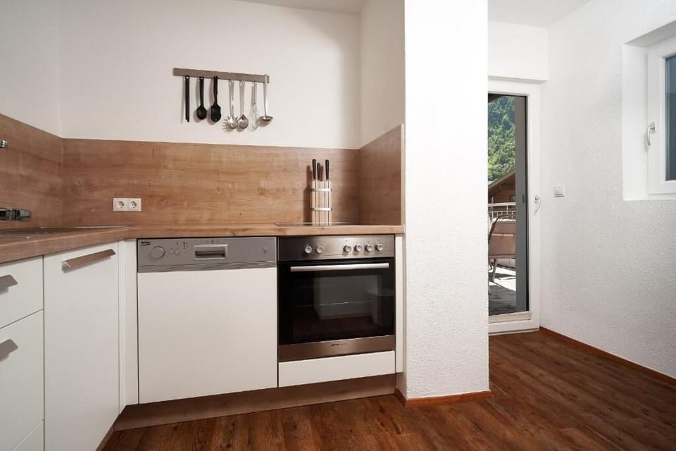 Basic Apartment, Mountain View | Private kitchen | Highchair