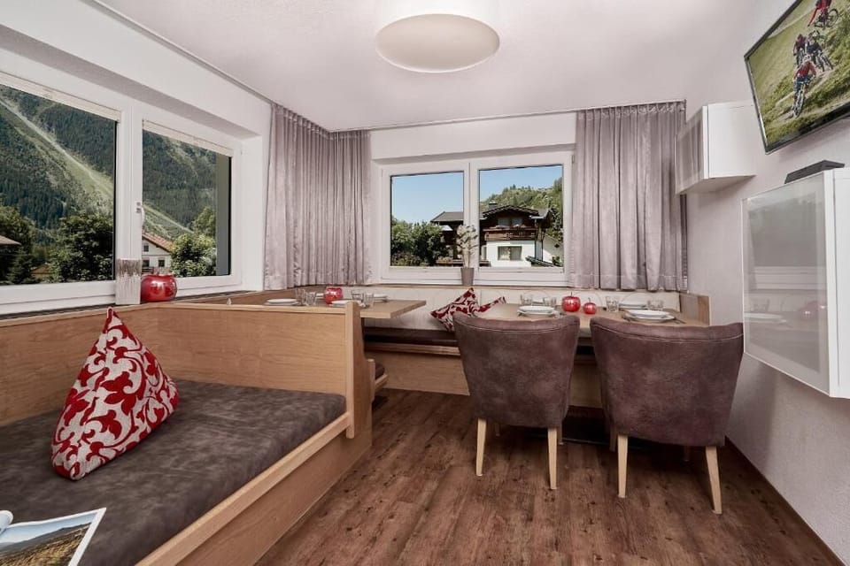 Basic Apartment, Mountain View | In-room dining