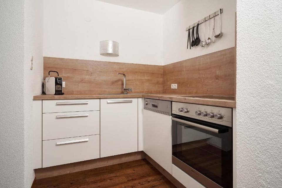 Basic Apartment, Mountain View | Private kitchen | Highchair