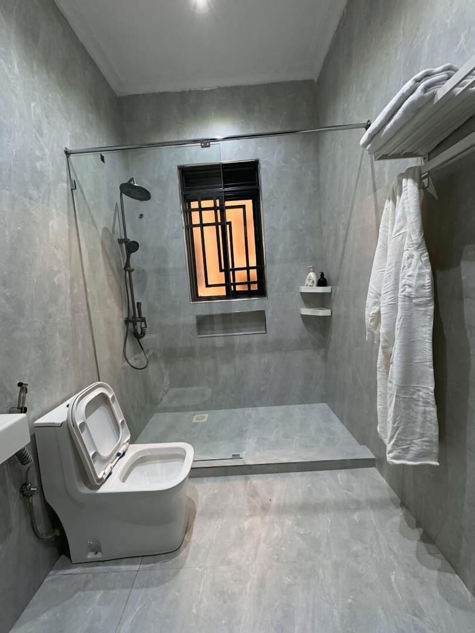 Luxury Apartment, City View | Bathroom | Free toiletries, bathrobes, slippers, towels
