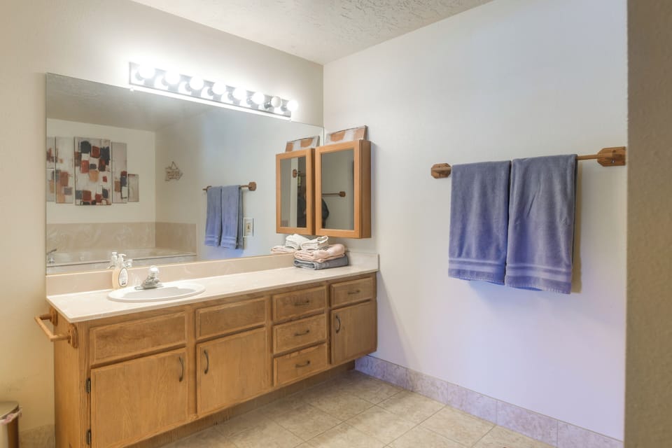 Full Bathroom | Towels Provided | Jetted Tub