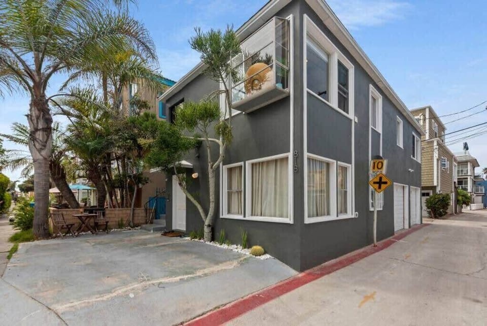 This triplex is located on a corner lot with views of the bay. Garage parking for one compact car. 