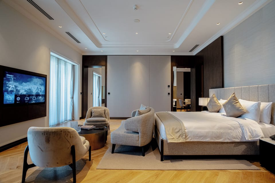 Executive Suite | Minibar, in-room safe, desk, iron/ironing board