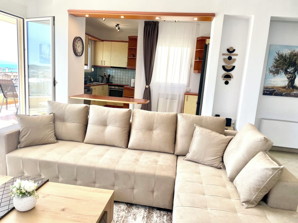 Apartment, 2 Bedrooms, Accessible, Smoking | Living room
