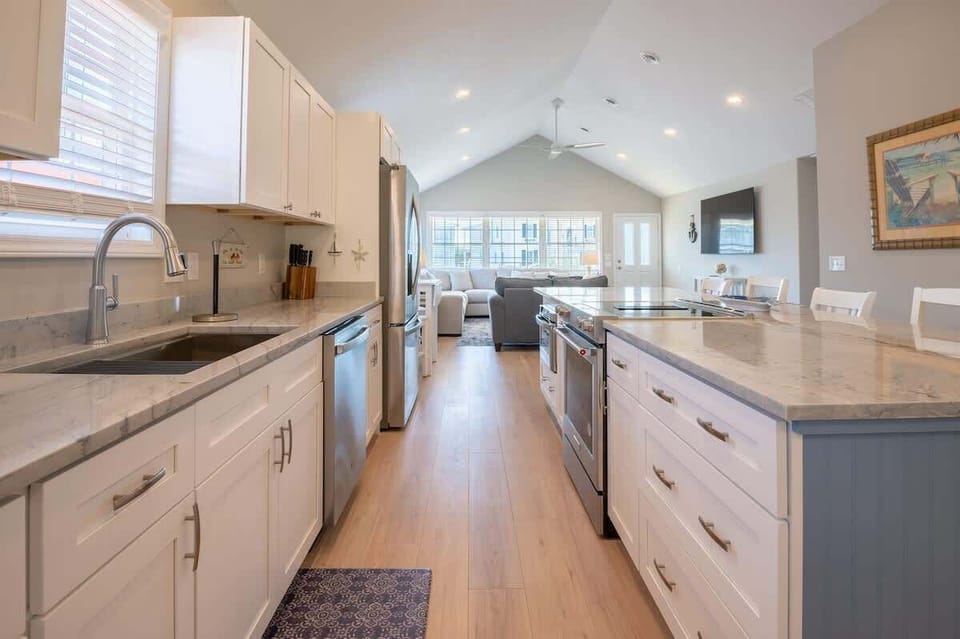 Open Floor Plan Fully Remodeled Kitchen
