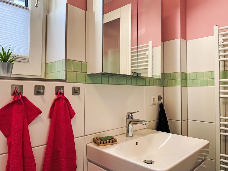 Plumbing Fixture, Wall, Interior Design, Bathroom Sink, Bathroom, Flooring, Sink, Floor, Tap, Plumbing