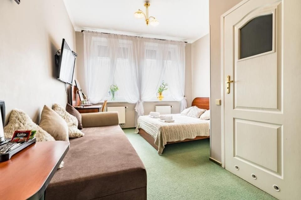 Family Triple Room | Desk, iron/ironing board, free WiFi