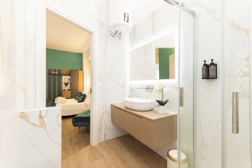 Luxury Triple Room | Bathroom | Shower, hair dryer, bidet, towels
