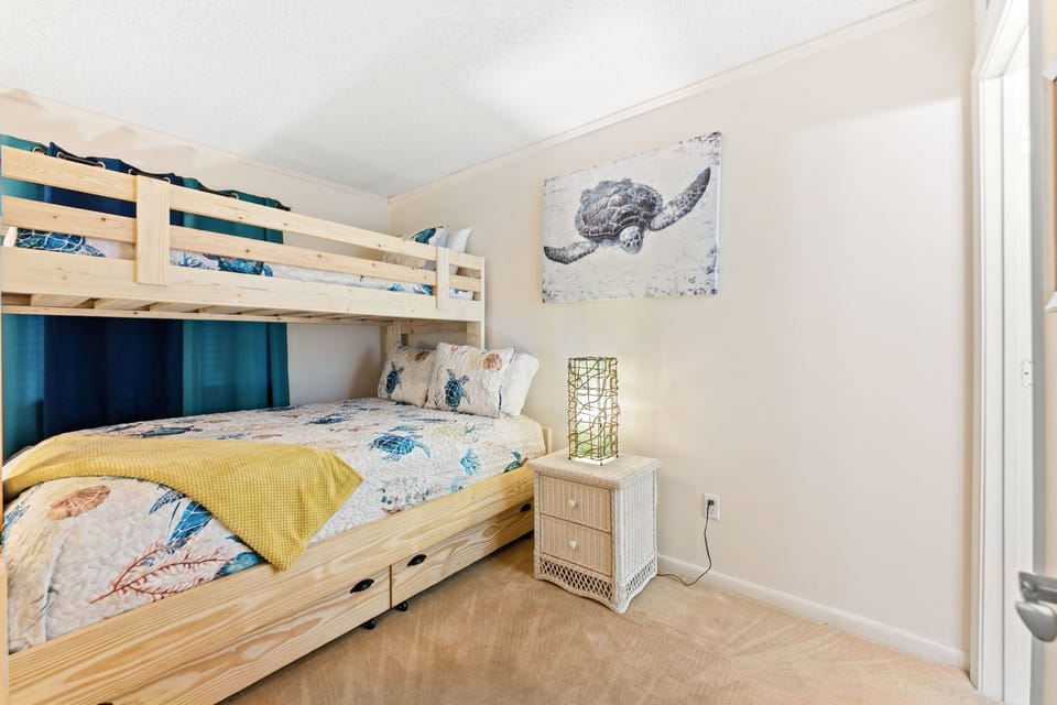 3rd Bedroom w/1 Queen & 1 Twin