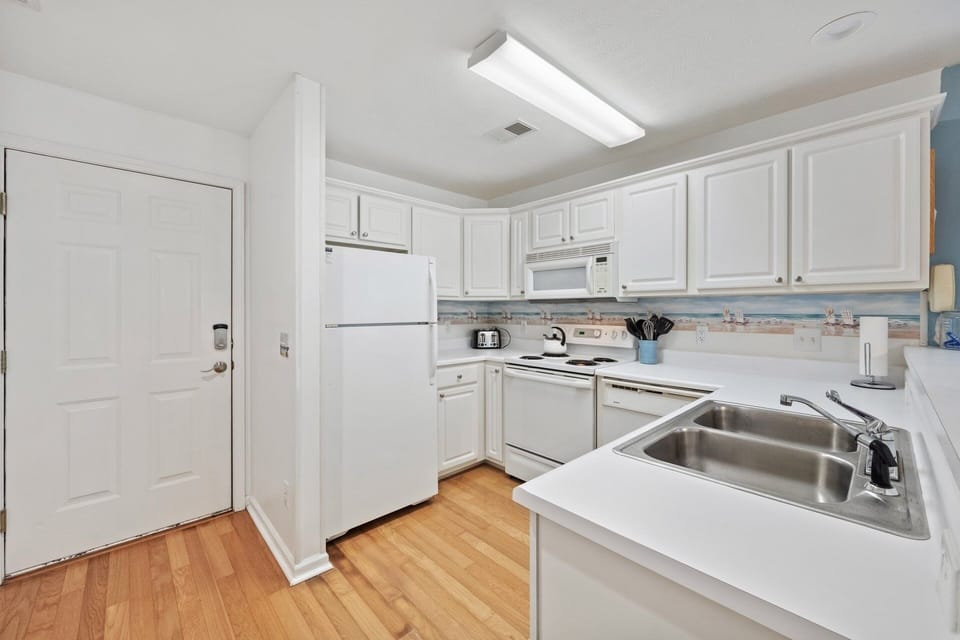 Condo, 2 Bedrooms | Private kitchen | Fridge, oven, coffee/tea maker, toaster