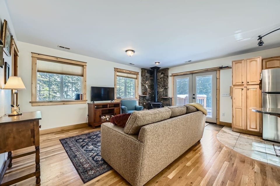 Cabin, 2 Bedrooms | Living area | Smart TV