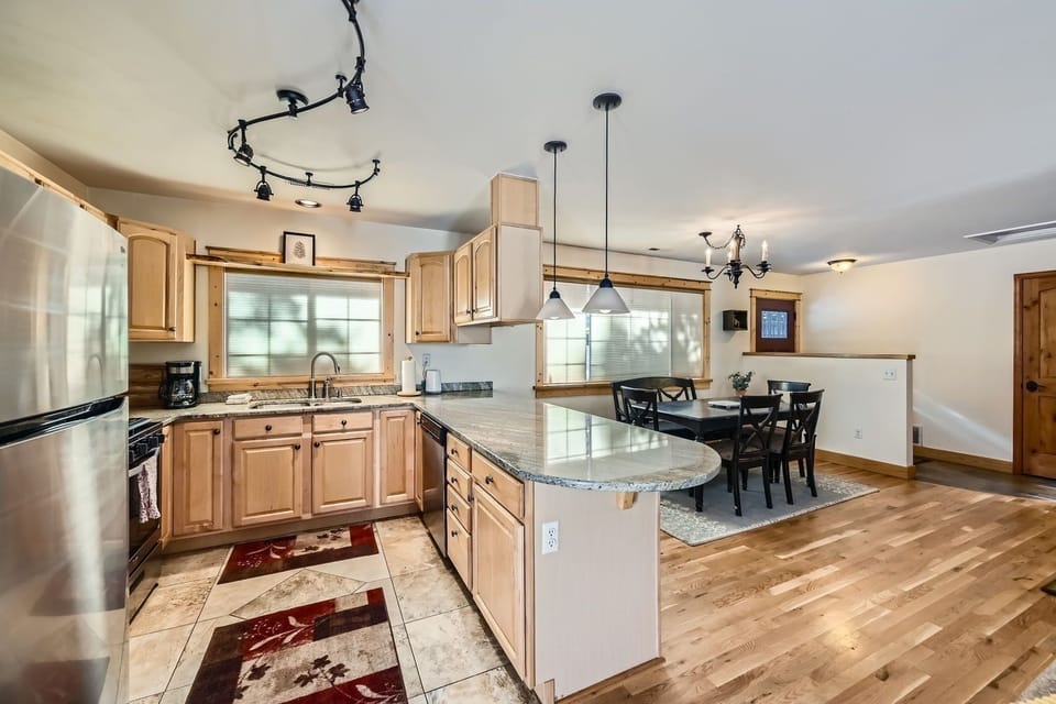 Cabin, 2 Bedrooms | Private kitchen | Coffee/tea maker, fridge, oven, electric kettle