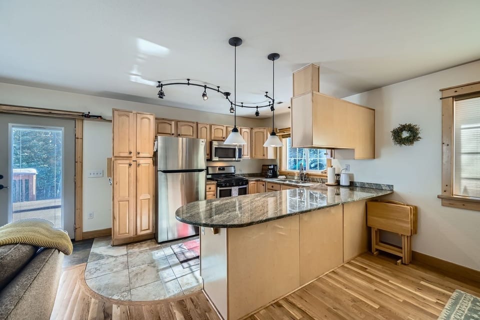 Cabin, 2 Bedrooms | Private kitchen | Coffee/tea maker, fridge, oven, electric kettle