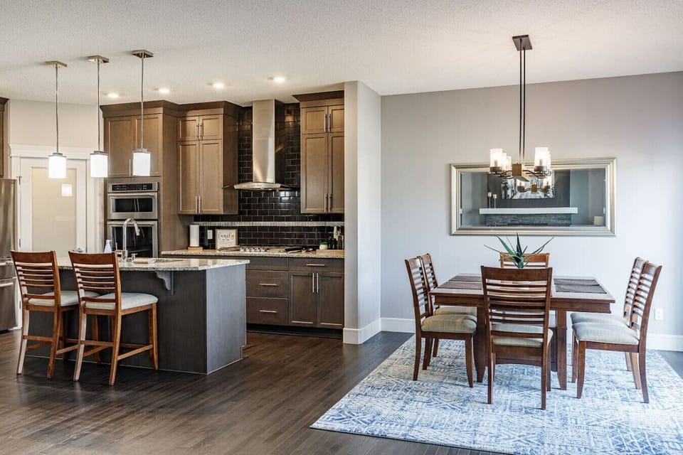 Sit comfortably in the kitchen’s seating nook. Perfect for quick snacks or conversations while cooking.