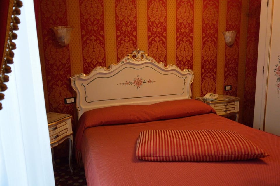 In-room safe, soundproofing, free WiFi, bed sheets