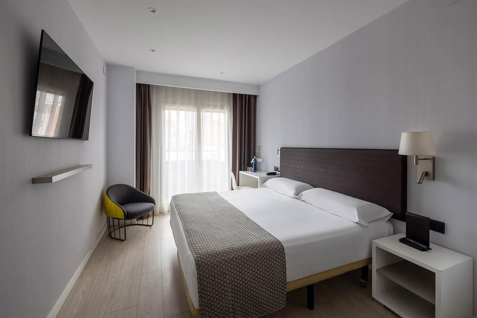 Minibar, in-room safe, desk, free WiFi
